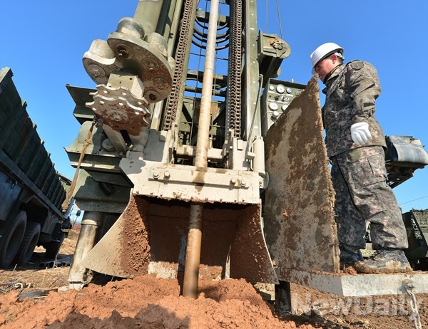 ▲ 군이 땅굴 탐사를 위해 시추하는 모습.ⓒ뉴데일리 정상윤 사진기자