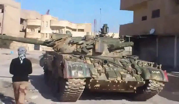 ▲ 4년 가까운 내전 동안 시리아 군이 보유했던 수백여 대의 T-55 탱크가 반군 손에 넘어갔다. 이 탱크는 곧 ISIS의 소유가 됐다. ⓒ라이브 리크의 시리아 내전 영상화면 캡쳐