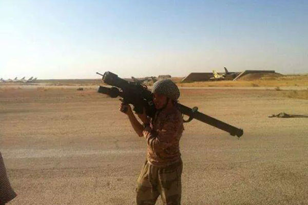 ▲ 시리아 공군기지를 습격, 점령한 ISIS 조직원이 SA-16 휴대용 지대공 미사일(MANPADS)을 들고 웃고 있다. ⓒ해외 트위터 유통사진 캡쳐