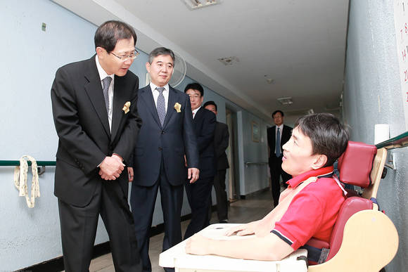 ▲ 박찬구 금호석유화학 회장이 향유의집을 둘러보며 안부인사를 건네고 있다. ⓒ바라봄사진관 제공