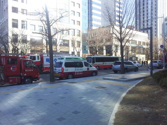 ▲ 금융감독원에 폭발물이 설치돼있다는 신고가 접수돼 소방당국이 긴급 출동해 있다. ⓒ 유상석 기자