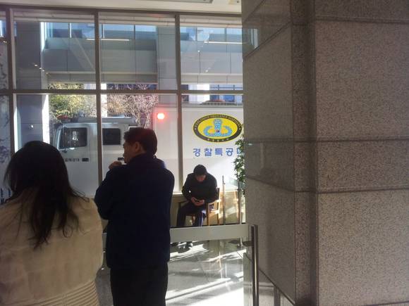 ▲ 금융감독원에 긴급출동한 경찰특공대 차량. ⓒ 유상석 기자