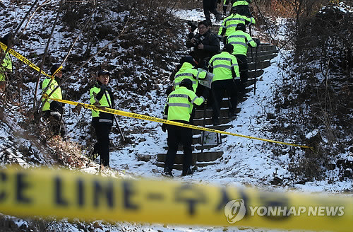 ▲ 토막난 시신 일부로 추정되는 물체가 발견된 경기도 수원시 팔달구 팔달산 등산로 일대에서 5일 오전 경찰이 추가 수색 작업을 벌이고 있다.ⓒ 연합뉴스 사진