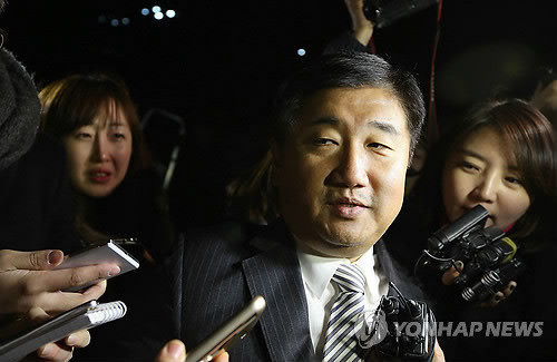 ▲ 정윤회씨 국정개입에 관한 청와대 내부 문건 유출 의혹을 받고 있는 박관천 경정이 5일 새벽 서울 서초동 서울중앙지검에서 조사를 받은 뒤 취재진의 질문을 외면한 채 귀가하고 있다. ⓒ연합뉴스 사진