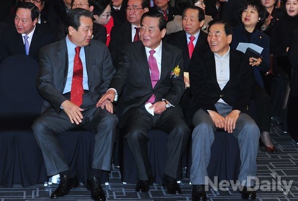 ▲ 새누리당 이재오 의원(사진 앞줄 맨 오른쪽). ⓒ뉴데일리 이종현 기자