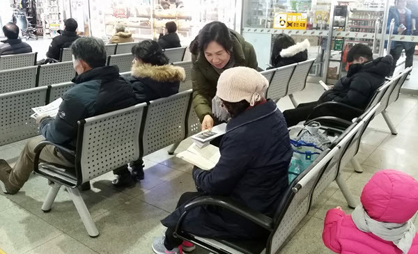 ▲ 블루유니온이 5일 공주터미널에서 통진당 해산 촉구 홍보물을 시민들에게 배포하고 있다. ⓒ 블루투데이 사진제공