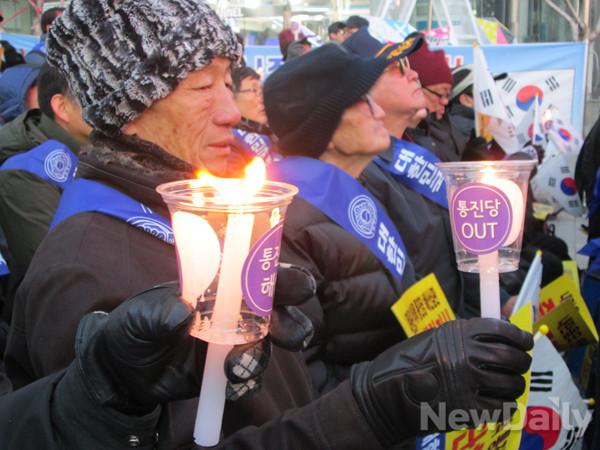 ▲ 5일 광화문 청계광장 인근에 열린 통진당 해산 촉구 집회에서 애국보수시민들이 촛불을 들고 헌재의 조속한 결정을 촉구하고 있다. ⓒ뉴데일리 유경표 기자