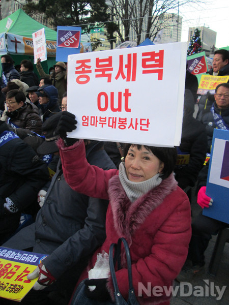 ▲ 엄마부대봉사단 주옥순 대표가 통진당 해산을 요구하는 피켓을 들고 있다  ⓒ뉴데일리 유경표 기자