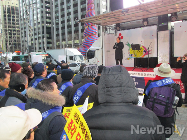 ▲ 갑자기 불어닥친 한파 속에서도 애국보수시민들은 한사람도 자리를 뜨지 않아, 통진당 해산을 향한 국민적 열망을 고스란히 대변했다. ⓒ뉴데일리 유경표 기자