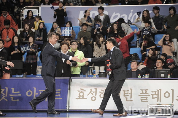 ▲ 이지스의 허재 감독과 썬더스의 이상민 감독이 악수를 나누고 있다.ⓒ프로농구연맹