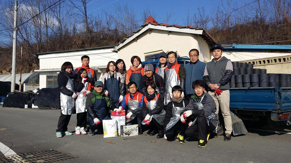 ▲ 경북도청 가족봉사단 빛을 나누는 사람들’이 경북 성주군에서 사랑의 연탄을 배달하고 기념촬영을 하고 있다. ⓒ성주군 제공