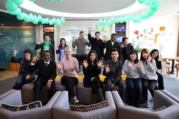 ▲ 인터내셔널 라운지에서 외국인 유학생들이 기념촬영하는 모습.ⓒ계명대 제공