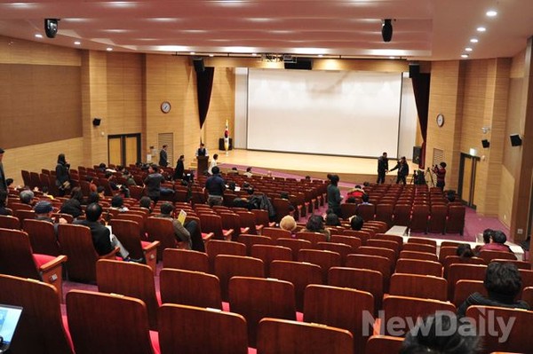 ▲ 500석 규모의 의원회관 대회의실이 을씨년스럽게 비어 있다. ⓒ뉴데일리 이종현 기자