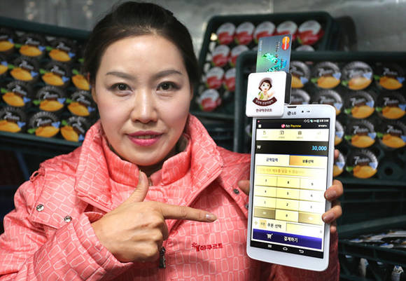 ▲ LG유플러스는 스마트폰에 꼽아 이용하는 휴대용 카드결제기를 야쿠르트아줌마들에게 공급한다고 밝혔다.ⓒLG유플러스