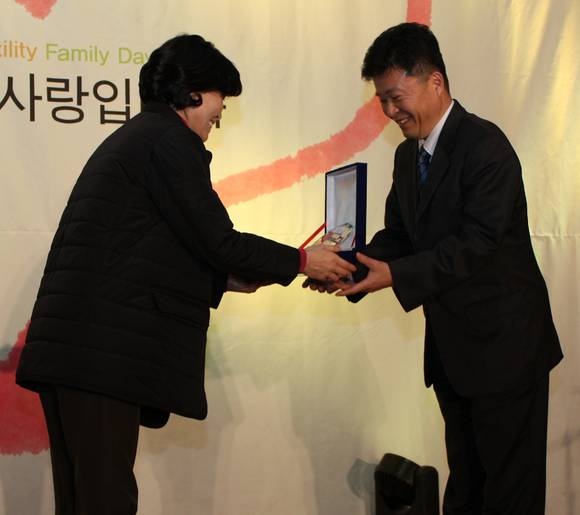 ▲ 왼쪽부터 박춘선 한국난임가족연합회 회장, 박희순 동국제약 상무ⓒ동국제약