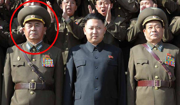 ▲ 김정은과 나란히 선 리병철 인민군 공군사령관(왼쪽 붉은 동그라미).ⓒ北선전매체 보도화면 캡쳐