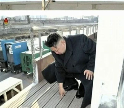 ▲ "또 무너졌나? 이건 안 무너질려나…." 공장 시설물 바닥을 눌러보는 김정은. ⓒ北선전매체 보도화면 캡쳐