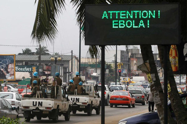▲ 한국도 에볼라 대응 구호대를 보낸다. 한국 구호대는 시에라리온에서 활동할 예정이다. 사진은 에볼라 발병국과 인접한 코트디부아르 최대 도시 아비장의 '에볼라 경고판'. ⓒ호주 ABC뉴스 관련 보도화면 캡쳐