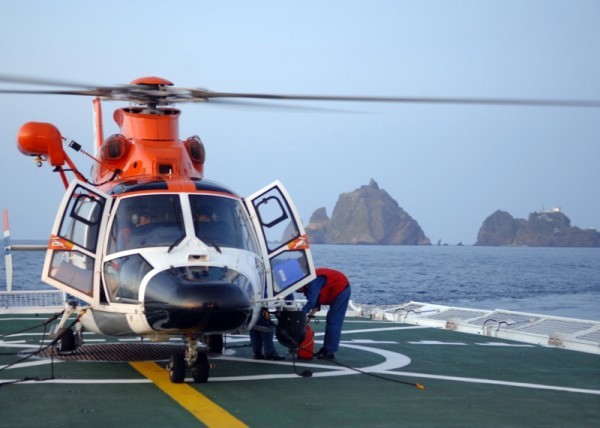 ▲ 5001 삼봉호에 탑재된 팬더 구조헬기.ⓒ해경