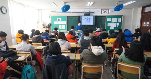 ▲ 대학생 통일서포터즈들이 동두천 생연중학교 3학년 학생들을 대상으로 찾아가는 통일교실을 진행하고 있다.ⓒGPYC KOREA 제공