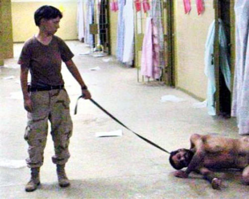 ▲ 이라크 전쟁 직후 '아부 그라이브 수용소'에서 벌어진, 포로에 대한 가혹행위. 이 일을 저지른 미군 병사들은 모두 불명예 전역했다. ⓒ당시 SNS에 유포된 사진.