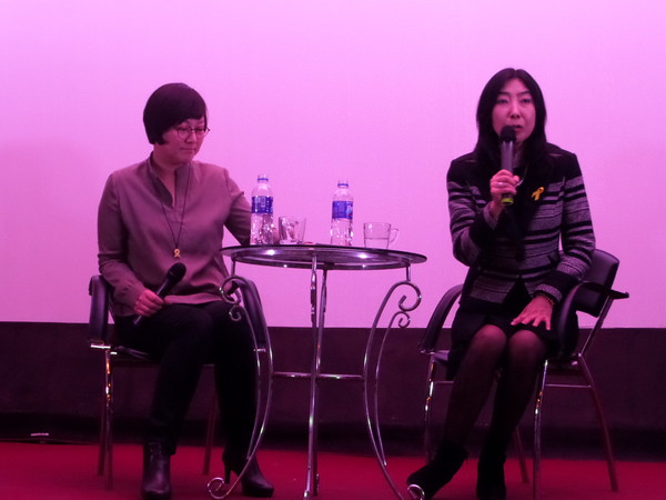 ▲ 9일 대구 동성아트홀에서 열린 열린 토크콘서트에서  신은미씨(오른쪽)가 황선씨의 질문에 답하고 있다. 이날 신 씨는 자신의 종복논란에 대해 황당하다고 했다.ⓒ뉴데일리