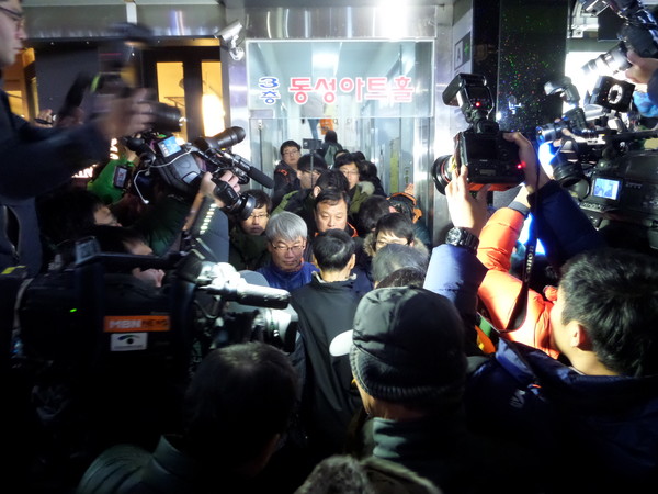 ▲ 동성아트홀에서 열린 신은미씨 토크콘서트에서 보수단체 회원들이 콘서트 행사장에 진입을 시도하며 심한 몸싸움을 벌이고 있다.ⓒ뉴데일리