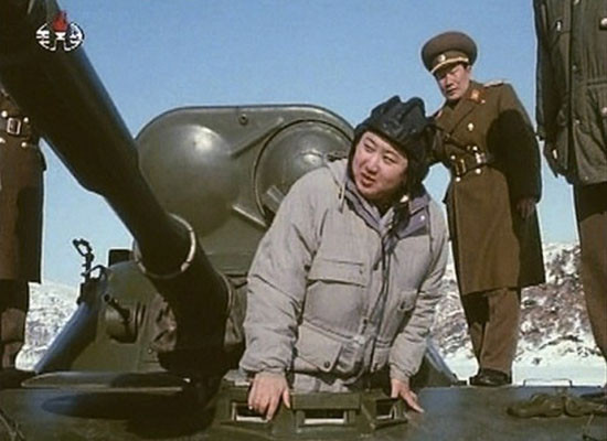 ▲ "그래, 내가 안 했다니까 안 믿어?" 탱크에서 기어나오는 김정은. 소니 영화사 해킹과의 연관성을 부인하고 있다. ⓒ北선전매체 보도화면 캡쳐