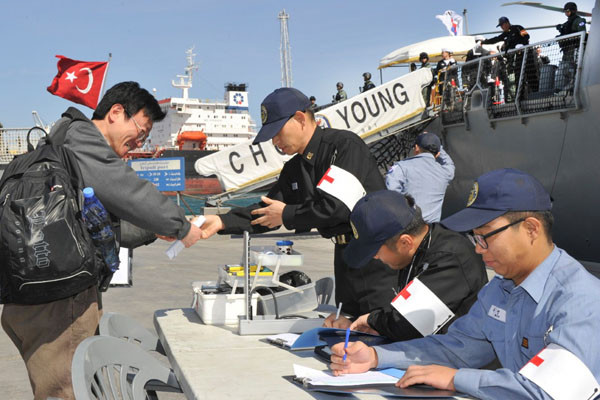 ▲ 2011년 초 리비아 내전 당시 한국인들을 탈출시키기 위해 현지에 도착한 해군 구축함 최영함. ⓒ국방부 제공