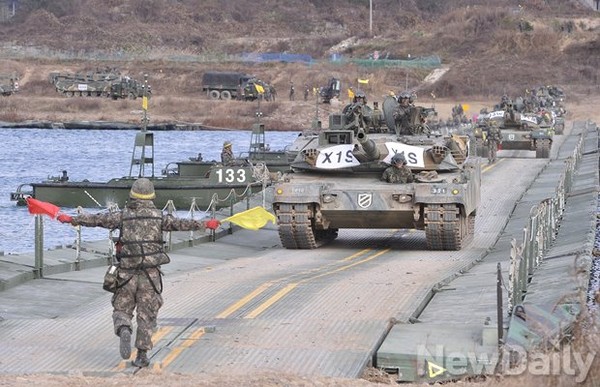 ▲ 도하훈련하는 육군기갑부대.ⓒ뉴데일리DB