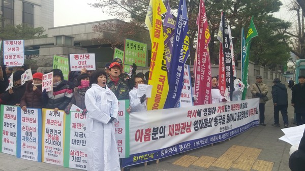 ▲ 10일 오전, 서울 헌법재판소 정문에 모인 엄마부대봉사단, 바른사회시민연합, 119기도회, 탈북여성회, 학부모 엄마부대 등이 '통진당 해산 판결 촉구 4차 기자회견'을 열었다.ⓒ 사진 뉴데일리 김정래 기자