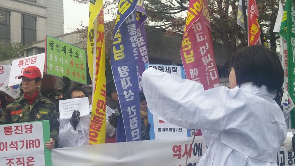 ▲ 주옥순 엄마부대봉사단 대표가 "아들, 딸들의 미래를 위해서 목숨까지 버릴 수 있는 존재가 엄마"라며 헌재의 늑장 판결을 규탄했다. ⓒ뉴데일리 김정래 기자