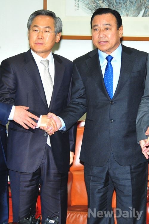 ▲ 이완구 새누리당 원내대표(오른쪽)와 우윤근 새정치민주연합 원내대표.ⓒ뉴데일리 이종현 기자