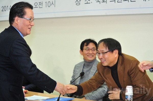 ▲ 새정치민주연합 박지원 비상대책위원이 8일 열린 '왜 오픈프라이머리인가' 토론회에서 축사를 마친 뒤 참석자들과 악수를 나누고 있다. ⓒ뉴데일리 이종현 기자