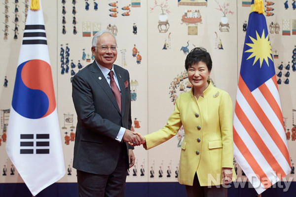 ▲ 박근혜 대통령과 나집 라작 말레이시아 총리가 10일 정상회담에 앞서 기념촬영을 하고 있다. ⓒ청와대 제공