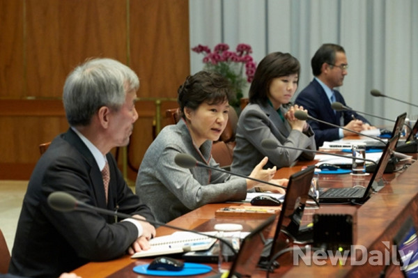 ▲ 박근혜 대통령이 청와대 수석비서관 회의를 주재하고 있는 모습. ⓒ청와대 제공