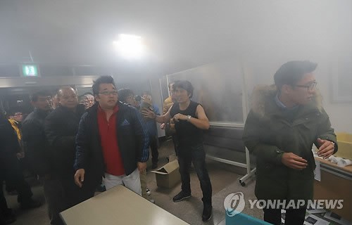 ▲ 10일 오후 전북 익산시 신동성당에서 열린 재미동포 신은미씨와 황선 전 민주노동당 부대변인이 진행하는 토크 콘서트에서 10대 학생이 인화성 물질이 든 냄비를 가방 안에서 꺼내 불을 붙인 뒤 연단 쪽으로 향하다가 다른 관객에 의해 제지됐다. ⓒ연합뉴스