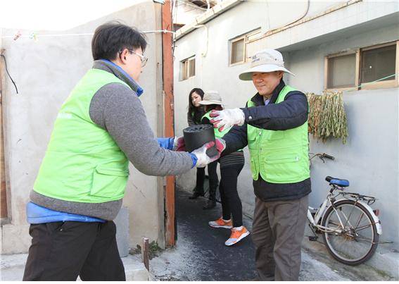 ▲ 서종대 한국감정원 원장(오른쪽)과 임직원들이 '사랑의 연탄'을 배달하고 있다. ⓒ한국감정원