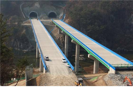 ▲ 제2영동고속도로 지정3터널 및 섬강교 시공모습.ⓒ국토교통부