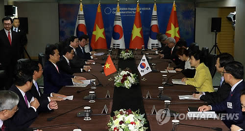 ▲ 박근혜 대통령과 응웬 떤 중 베트남 총리가 10일 부산 해운대구 한 호텔에서 열린 한-베트남 정상회담에서 회담하고 있다.ⓒ연합뉴스