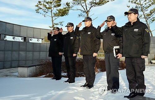 ▲ 김두석 중부해양경비안전본부장과 관계자들이 9일 오후 인천시 옹진군 연평도 평화공원에서 전사자위령탑을 향해 경례하고 있다. 김 본부장은 이날 대청도와 백령도 등 서해 5도를 돌아가며 방문, 현장을 점검했다. 2014.12.9 ⓒ 연합뉴스 무단전재 및 재배포금지