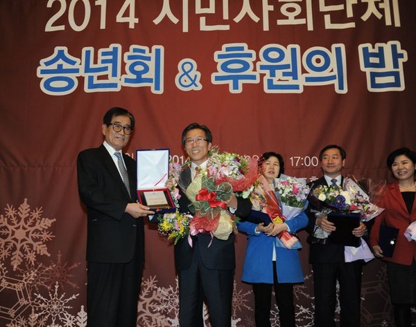 ▲ 고윤환 문경시장이 범시민사회단체연합회가 선정한 ‘좋은 자치단체장’상을 수상하고 기념촬영을 하고 있다.ⓒ문경시 제공