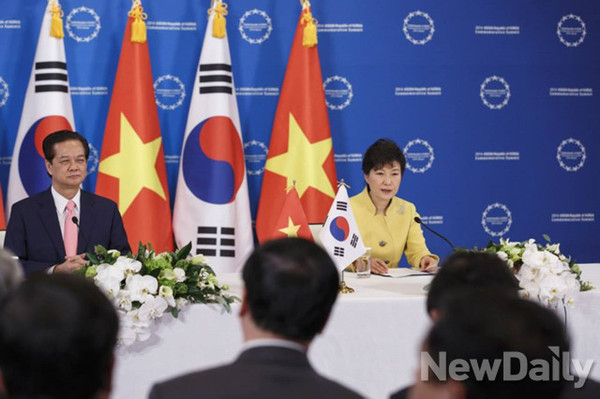 ▲ 박근혜 대통령이 10일 응웬 떤 중 베트남 총리와 정상회담을 진행하고 있다. 박근혜 대통령은 이날 한-베트남 FTA의 실질적 타결을 선언했다. ⓒ청와대 제공