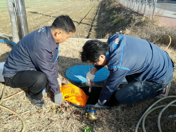 ▲ 고령군이 동절기 수도시설 동파로 인한 피해를 줄이기 위해 공가를 중심으로 계량기 철거 및 계량기 보호통 내 고인물 배수작업을 실시하고 있다.ⓒ고령군청 제공