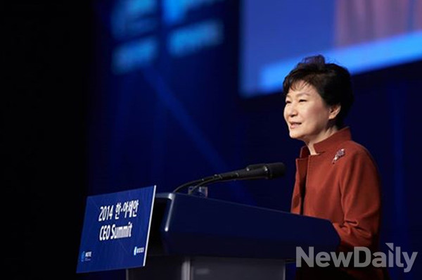 ▲ 11일 박근혜 대통령이 ‘한·아세안 CEO 서밋’ 개막식에 참석해 기조연설을 하고 있다. ⓒ청와대 제공
