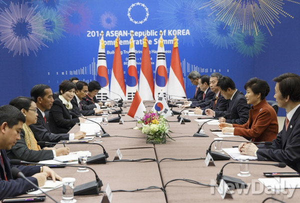 ▲ 11일 박근혜 대통령이 조코 위도도 인도네시아 대통령과 정상회의를 갖고 있다. ⓒ청와대 제공