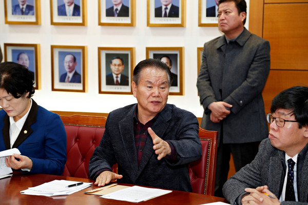 ▲ 이정백 상주시장, 남영숙 상주시의회의장, 범시민단체회장, 상주상공회의소장, 동창회장,관내 기관‧단체장, 상주청년회의소를 포함한 18개 시민단체회원 등 70여명이 경북대학교 구조개혁 부당성에 대해 강력히 항의하는 상주시민들의 반대의사를 전달하기 위해 총장(권한대행)을 항의 방문해 이야기를 나누고 있다. ⓒ상주시 제공