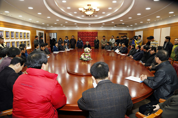 ▲ 이정백 상주시장이 상주시민들의 의사를 경북대 총장(권한대행)에게 전달하고 있다.ⓒ상주시 제공