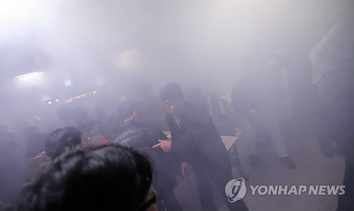 ▲ 고교생의 인화물질 투척으로 아수라장이 된 전북 익산 신동성당 ‘신은미-황선 토크콘서트’ 현장 모습.ⓒ 사진 연합뉴스