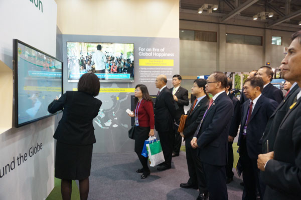 ▲ KOICA 직원의 설명을 듣고 있는 귀빈들. ⓒKOICA 제공